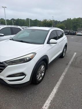 Winter White 2016 Hyundai TUCSON SE