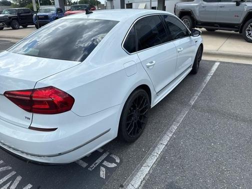 2017 Volkswagen Passat 1.8T R-Line