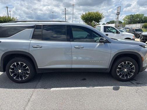 Sterling Gray Metallic 2024 Chevrolet Traverse LT