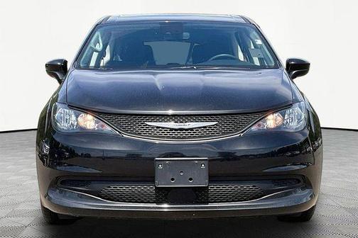 Brilliant Black Crystal Pearlcoat 2023 Chrysler Voyager LX