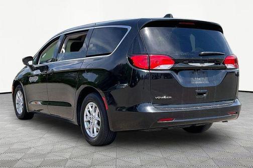 Brilliant Black Crystal Pearlcoat 2023 Chrysler Voyager LX