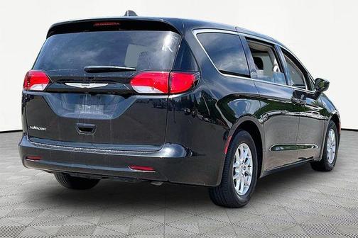 Brilliant Black Crystal Pearlcoat 2023 Chrysler Voyager LX