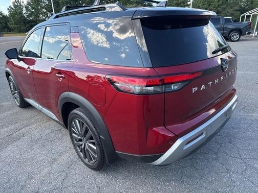 2022 Nissan Pathfinder SL