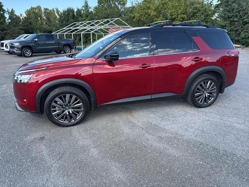 2022 Nissan Pathfinder SL
