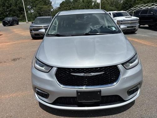 2023 Chrysler Pacifica Touring-L