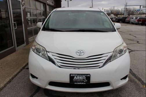 2016 Toyota Sienna LE