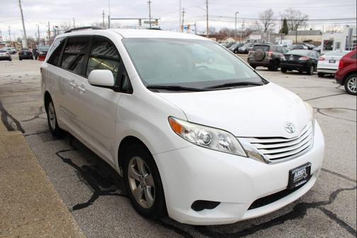 2016 Toyota Sienna LE