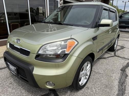 Green 2010 Kia Soul +