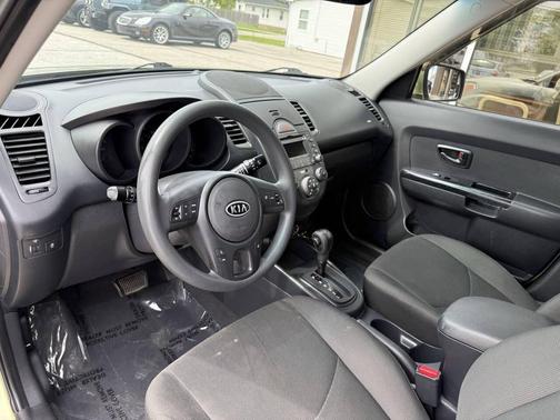 Green 2010 Kia Soul +