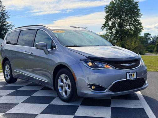 Billet Silver Metallic Clearcoat 2017 Chrysler Pacifica Touring-L