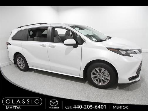 Wind Chill Pearl 2026 Toyota Sienna XLE 8 Passenger