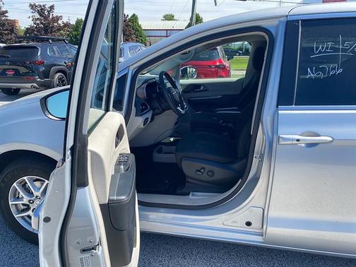 Silver Mist Clearcoat 2023 Chrysler Voyager LX