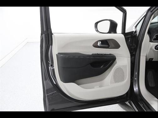 Granite Crystal Clearcoat Metallic 2023 Chrysler Voyager LX