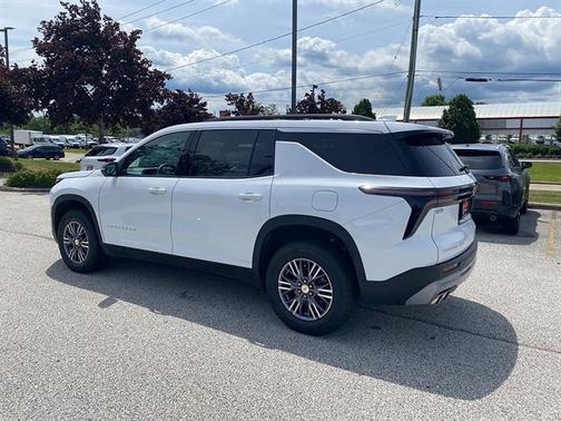 Summit White 2024 Chevrolet Traverse LT