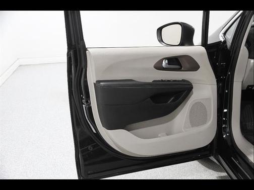 2024 Chrysler Voyager LX