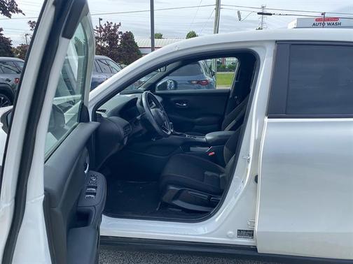 White 2024 Honda HR-V Sport
