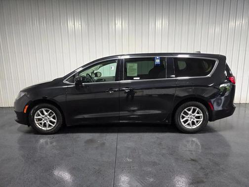 Brilliant Black Crystal Pearlcoat 2021 Chrysler Voyager LX