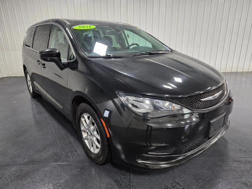 Brilliant Black Crystal Pearlcoat 2021 Chrysler Voyager LX
