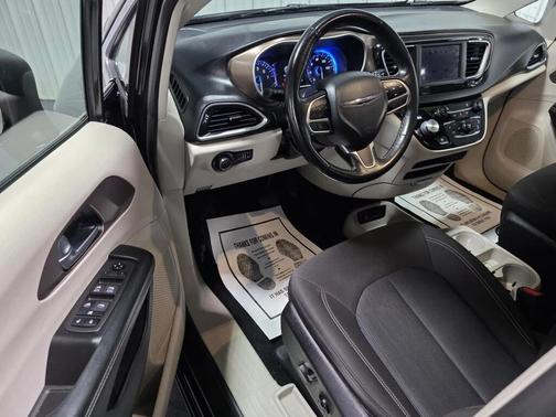 Brilliant Black Crystal Pearlcoat 2021 Chrysler Voyager LX
