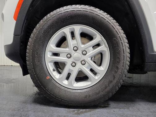 Bright White Clearcoat 2024 Jeep Grand Cherokee Laredo