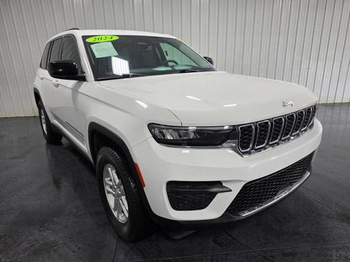 Bright White Clearcoat 2024 Jeep Grand Cherokee Laredo