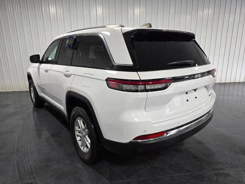 Bright White Clearcoat 2024 Jeep Grand Cherokee Laredo
