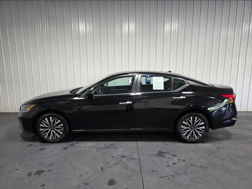 Super Black 2023 Nissan Altima 2.5 SV