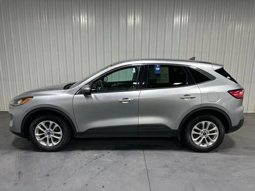 Iconic Silver Metallic 2021 Ford Escape SE