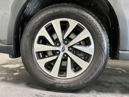 Crystal Black Silica 2024 Subaru Outback Premium