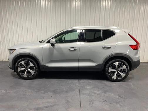 2024 Volvo XC40 B5 Plus Bright Theme