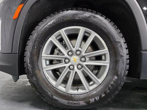 Mosaic Black Metallic 2023 Chevrolet Traverse LT Cloth