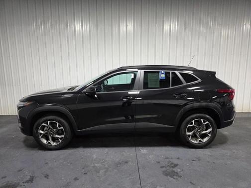 Mosaic Black Metallic 2024 Chevrolet Trax LT