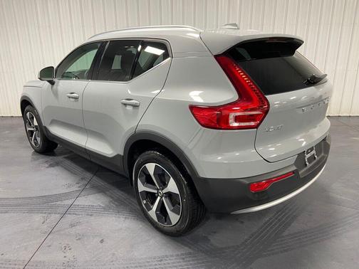 2025 Volvo XC40 B5 Plus Bright Theme