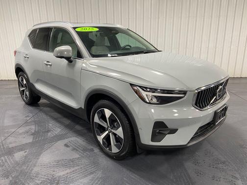 2025 Volvo XC40 B5 Plus Bright Theme