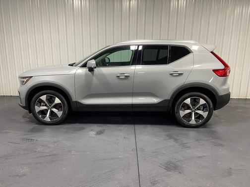 2025 Volvo XC40 B5 Plus Bright Theme