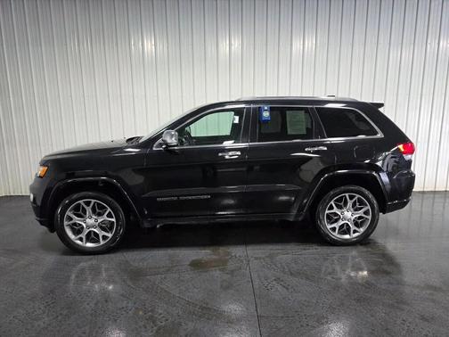 Diamond Black Crystal Pearlcoat 2020 Jeep Grand Cherokee Overland
