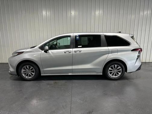 2022 Toyota Sienna XLE