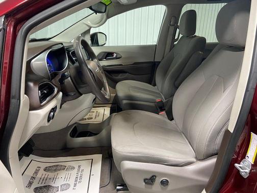 2021 Chrysler Voyager LX