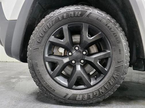 Bright White Clearcoat 2018 Jeep Cherokee Trailhawk