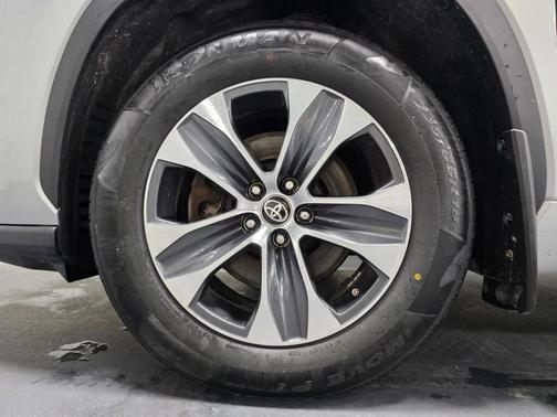 Celestial Silver Metallic 2024 Toyota Highlander Hybrid XLE
