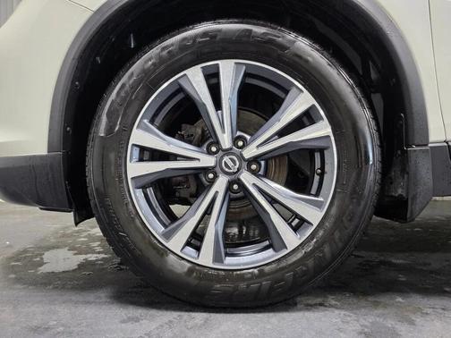 Pearl White 2017 Nissan Rogue SL