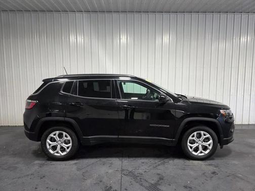 Diamond Black Crystal Pearlcoat 2024 Jeep Compass Latitude