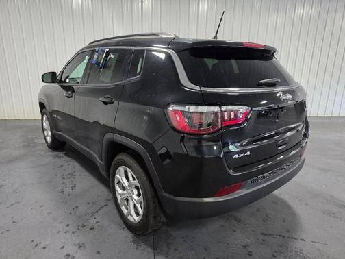 Diamond Black Crystal Pearlcoat 2024 Jeep Compass Latitude