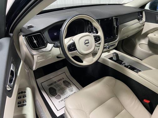 2023 Volvo XC60 B5 Plus Bright Theme