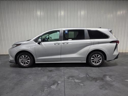 Celestial Silver Metallic 2023 Toyota Sienna XLE