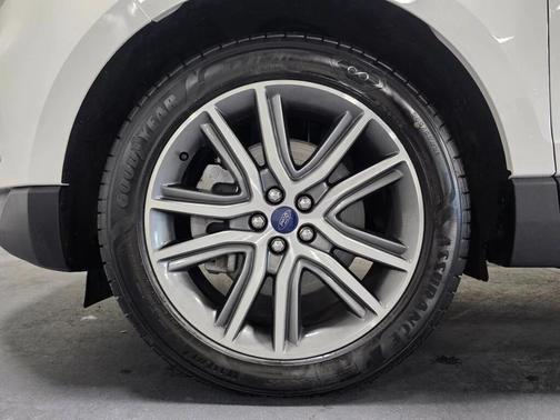 Star White Metallic Tri-Coat 2022 Ford Edge Titanium