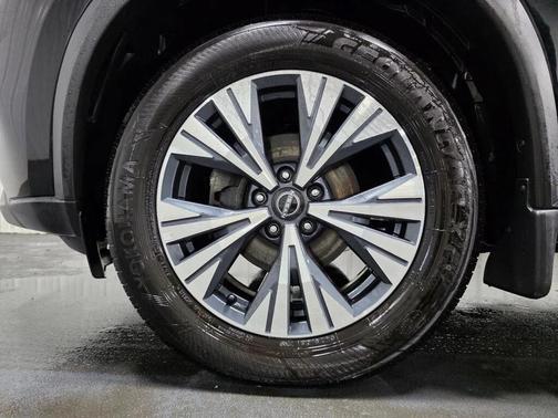 Super Black 2022 Nissan Rogue SV