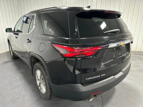 Mosaic Black Metallic 2022 Chevrolet Traverse LT Leather