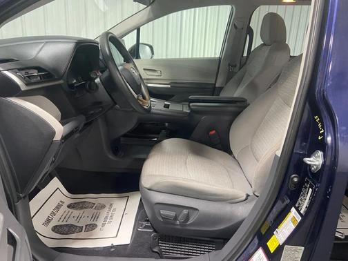 2021 Toyota Sienna LE