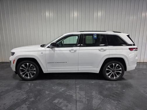 Bright White Clearcoat 2022 Jeep Grand Cherokee 4xe Overland
